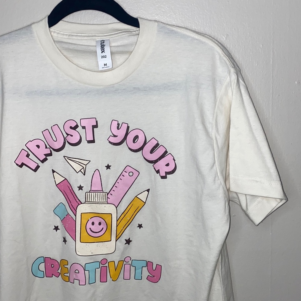 💋NWOT Cream t-shirt with “trust your creativity” design on front!